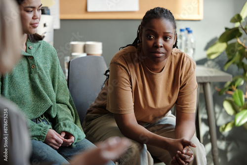 Foto Young woman with PTSD looking at psychologist giving advice about methods of cur