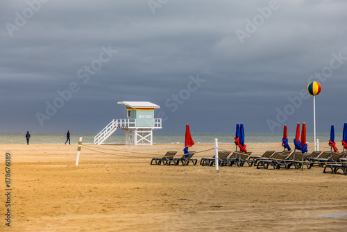 La plage et la Cabane en bois sur pilotis de Deauville photo