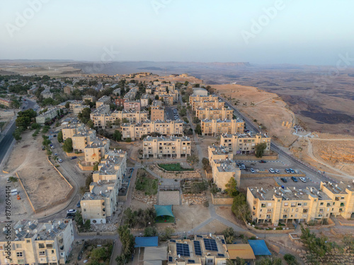 Fotografia Top View over the town of Mizpe Ramon and Makhtesh Ramon crater - Israel
