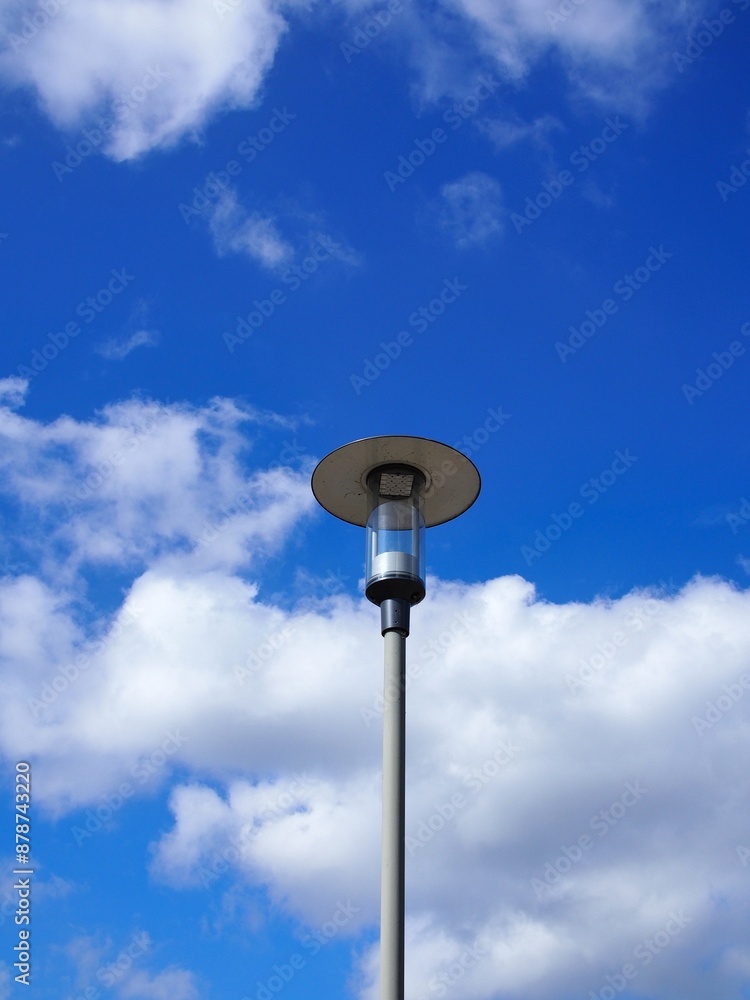 Leuchtende Straßen Laternen vor einem blauen Himmel Leuchtende Straßen Laternen vor einem blauen Himmel