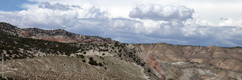 Φωτογραφία Wide panorama of the colorful landscape of rural Moffat County, Colorado, on a s