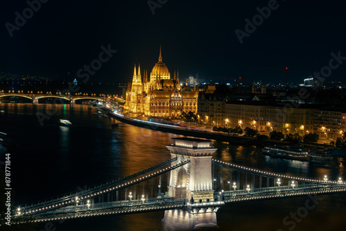 Photography Le Parlement et la Danube de Budapest dans la nuit