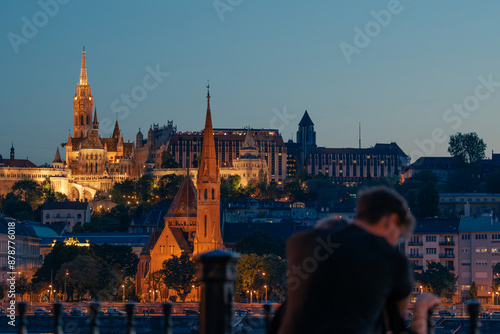 Un couple profite d'un moment romantique au bord de Danube à la nuit tombée de Budapest photo