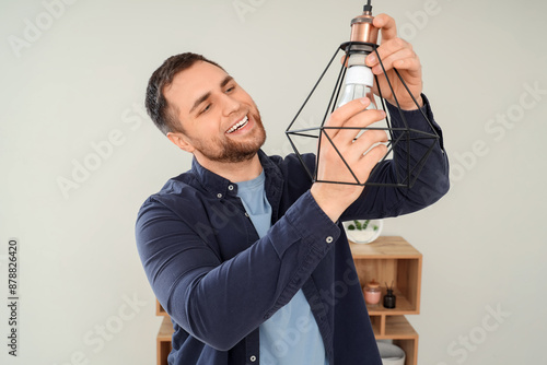 Young man changing light bu...