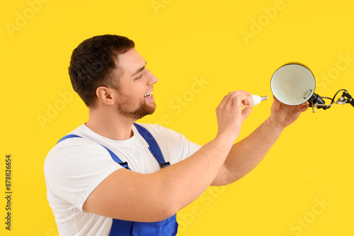 Male electrician changing l...