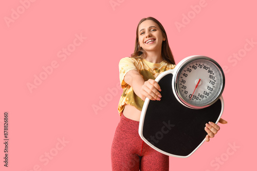 Young woman in sportswear w...