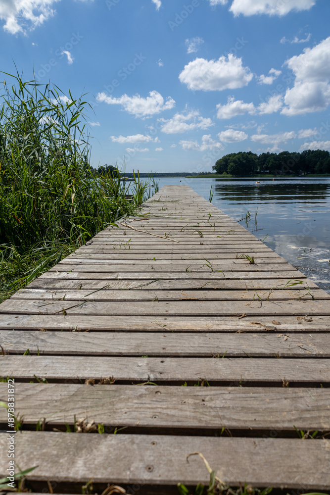 Fototapeta premium Pomost na plaży w słoneczny dzień Jezioro Lubie Zachodniopomorskie