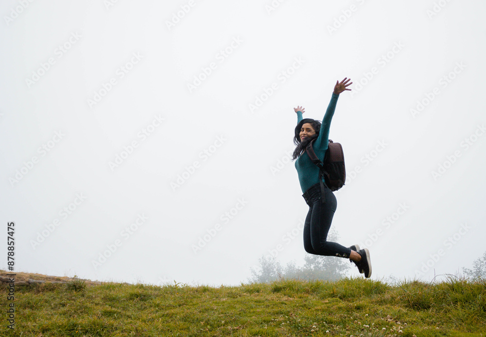 Turista con mochila Saltando a la Aventura Desconocida en la Naturaleza Neblinosa, concepto de éxito en viajes, libertad Aventura en la Niebla, Turista con mochila Saltando a la Aventura Desconocida en la Naturaleza Neblinosa, concepto de éxito en viajes, libertad Aventura en la Niebla,