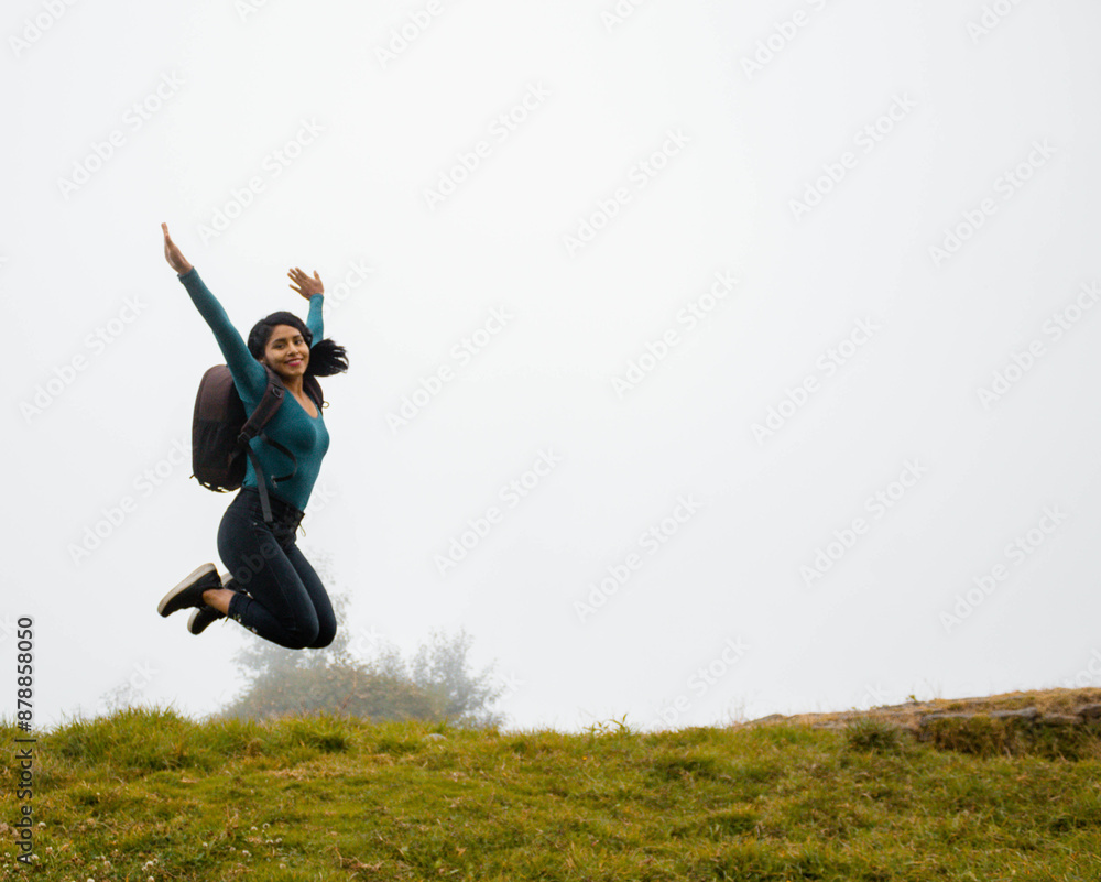 Turista con mochila Saltando a la Aventura Desconocida en la Naturaleza Neblinosa, concepto de éxito en viajes, libertad Aventura en la Niebla, Turista con mochila Saltando a la Aventura Desconocida en la Naturaleza Neblinosa, concepto de éxito en viajes, libertad Aventura en la Niebla,