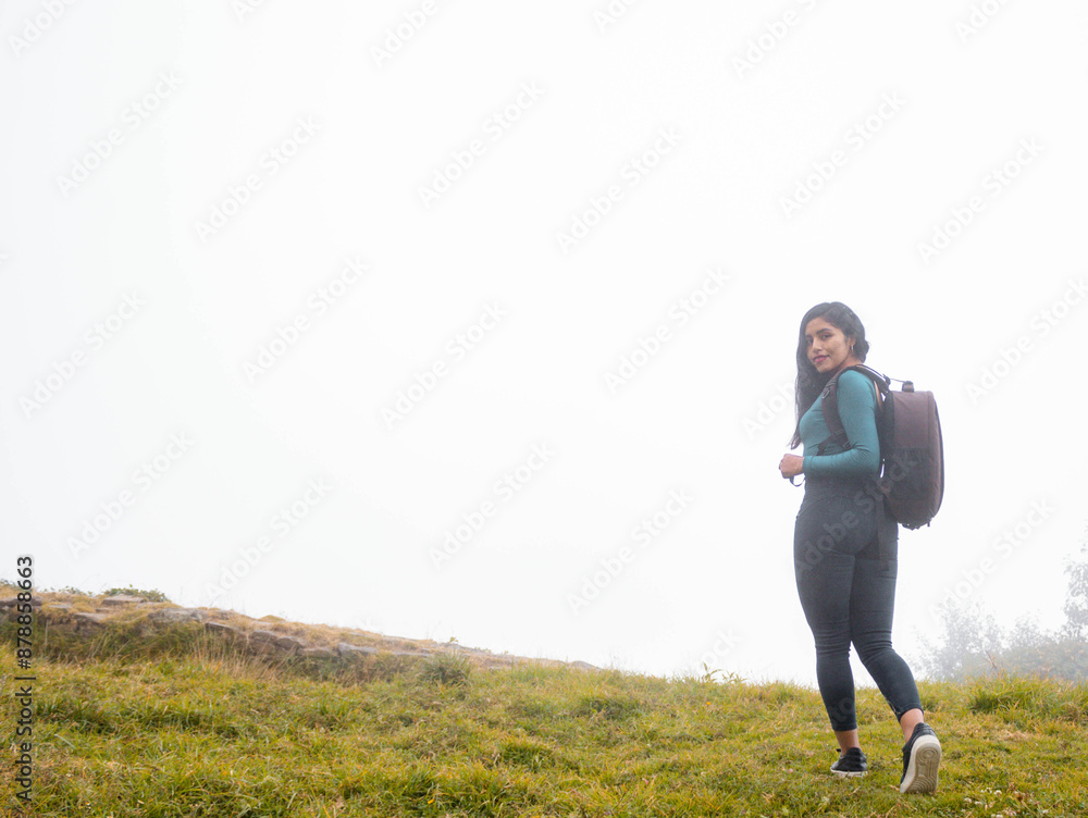 una feliz viajera turista con una mochila en la cima de montañas en nieblas verdes.Concepto de viaje turismo. Aventura en la Niebla,
una feliz viajera turista con una mochila en la cima de montañas en nieblas verdes.Concepto de viaje turismo. Aventura en la Niebla,