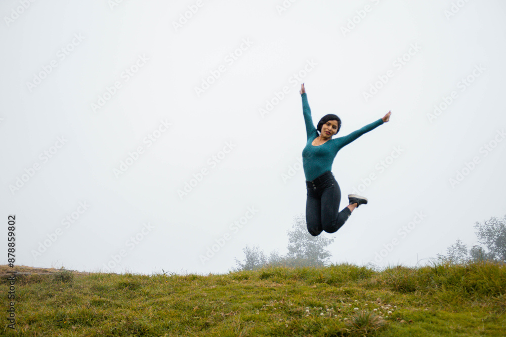 Turista Explorando lo Desconocido en la Naturaleza Neblinosa, Aventura en la Niebla, Espíritu Aventurero en la Naturaleza,aire libre, Turista Explorando lo Desconocido en la Naturaleza Neblinosa, Aventura en la Niebla, Espíritu Aventurero en la Naturaleza,aire libre,