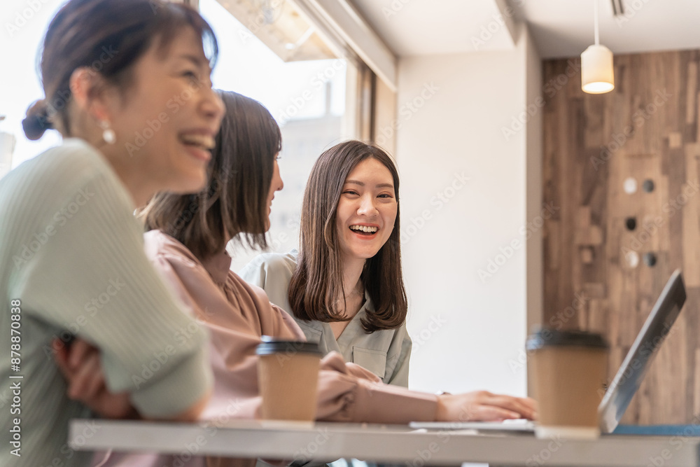 カフェ・会社・オフィスで会議・打ち合わせ・ミーティングをするアジア人女性(楽しい・笑顔)
カフェ・会社・オフィスで会議・打ち合わせ・ミーティングをするアジア人女性(楽しい・笑顔)