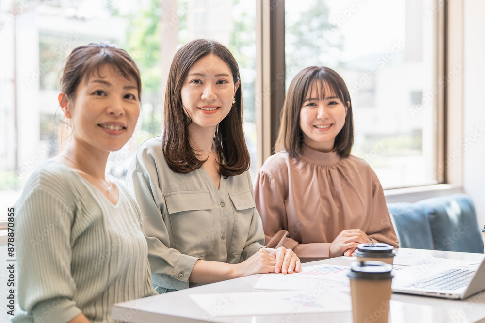カフェ・会社・オフィスで会議・打ち合わせ・ミーティングをするアジア人女性(楽しい・笑顔)
カフェ・会社・オフィスで会議・打ち合わせ・ミーティングをするアジア人女性(楽しい・笑顔)