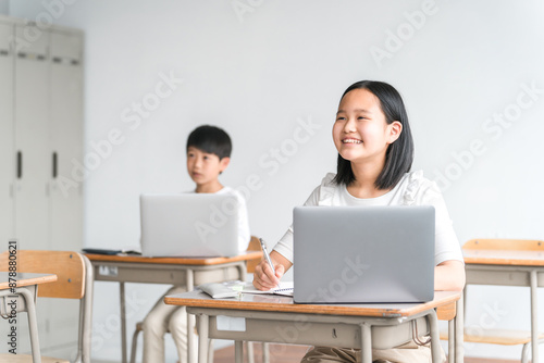パソコンを使って勉強する日本人の子供（ICT教育・授業・生徒・笑顔）
