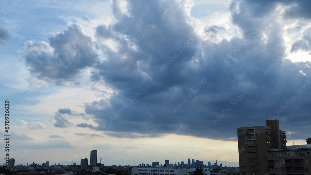 Obraz premium 夏の夕方の空の積雲と日本の街並みの風景