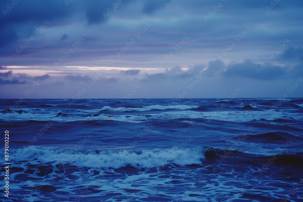 Fototapeta premium Serene Ocean Waves During Twilight with Dramatic Cloudy Sky