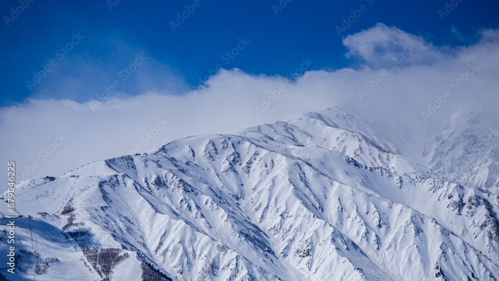Fototapeta premium 雪と雲に覆われた北アルプス 長野県白馬村