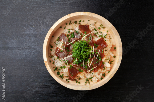 飯台に盛られた鰹の手こね寿司 photo