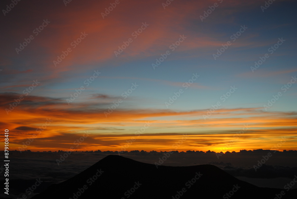 Obraz premium sunset over the clouds in the mountains