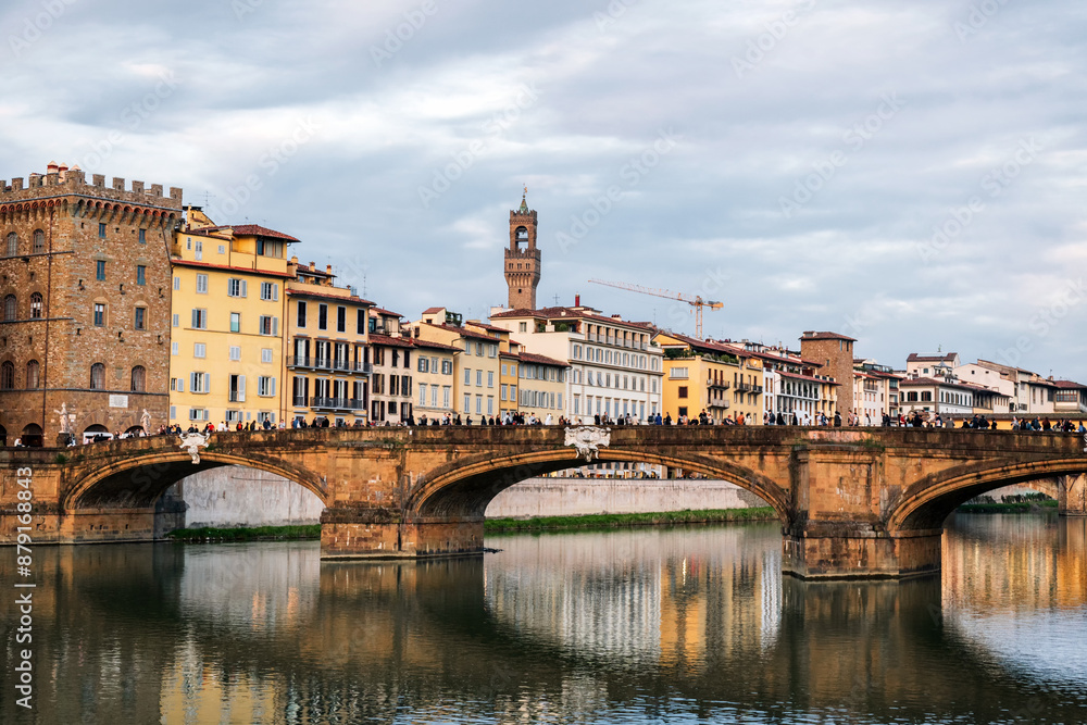Naklejka premium Dawn in the center of the renaissance capital - Florence. The oldest Ponto Vecchio bridge.