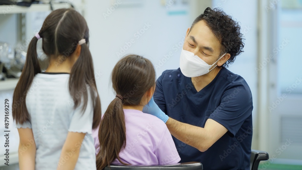 歯科検診を受ける小学五年生の女の子