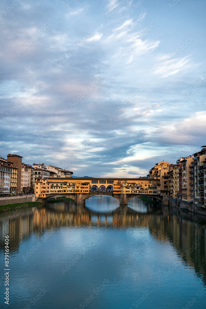 Obraz premium Dawn in the center of the renaissance capital - Florence. The oldest Ponto Vecchio bridge.