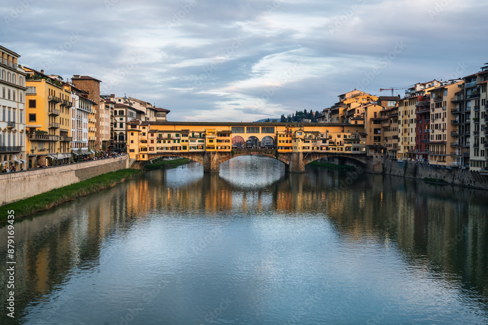 Obraz premium Dawn in the center of the renaissance capital - Florence. The oldest Ponto Vecchio bridge.