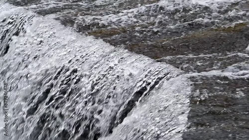 Wehr einer Wasserkraftanlage in Zeitlupe