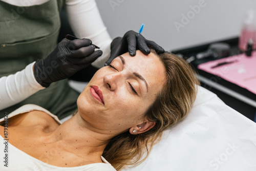 Eyebrow design preparation for microblading procedure