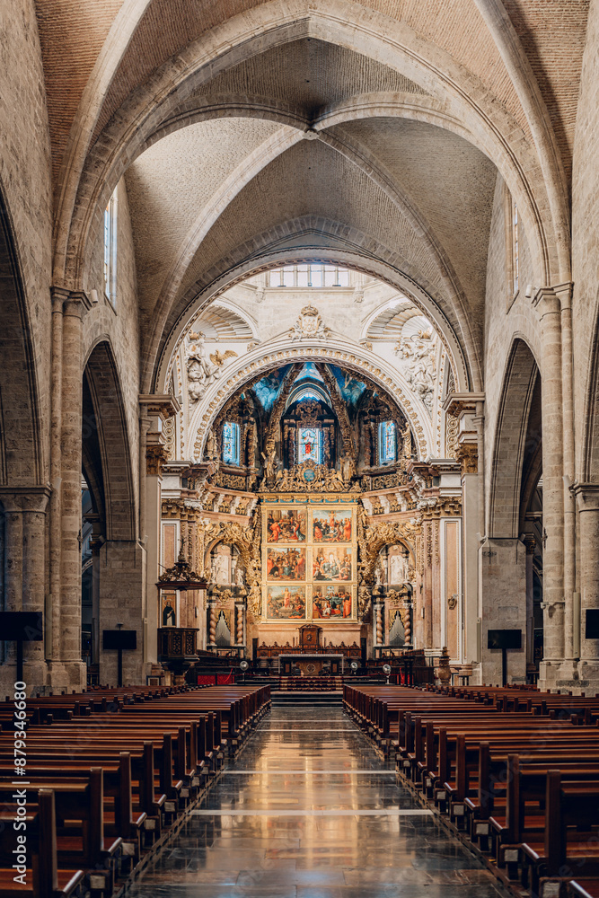 Fototapeta premium Magnificent interior of Valencia Cathedral with grand arches, detailed altar, and stained glass windows. The intricate design showcases the rich history and spiritual atmosphere.