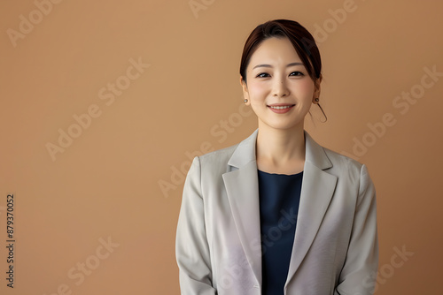 30代から40代の日本人女性がスーツを着ているポートレート