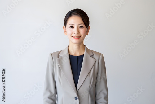 30代から40代の日本人女性がスーツを着ているポートレート