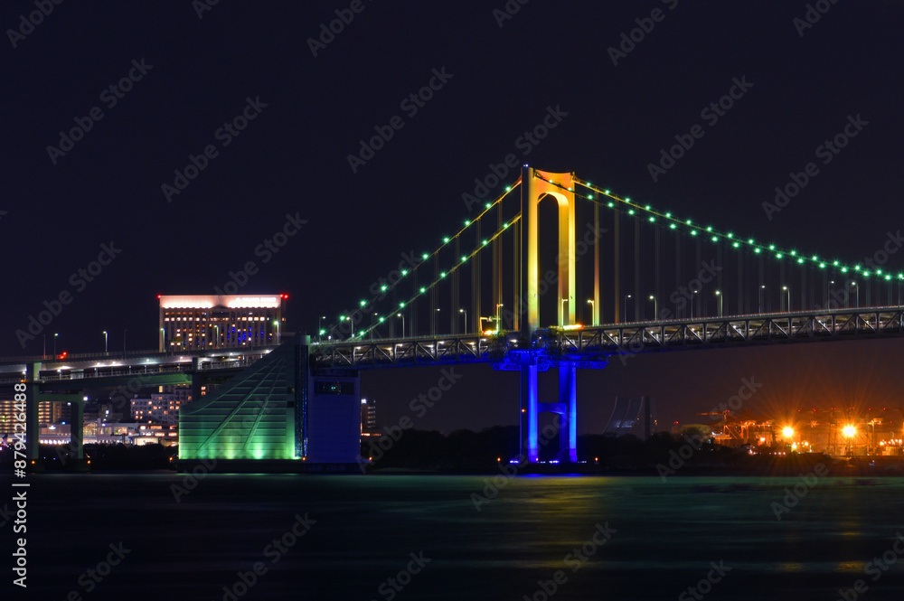 Obraz premium 竹芝埠頭から望むレインボーブリッジ