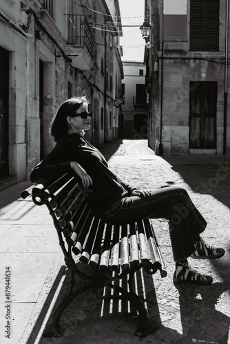 Junge Frau in der Altstadt von Pollenca (Tramuntana, Mallorca) photo