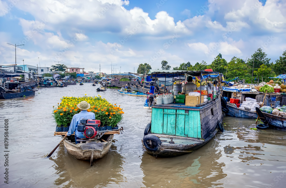 Obraz premium View of Nga Nam floating market with scenes of buying and selling goods on boats. This market is located at the intersection of five rivers in Soc Trang province of Mekong delta, Vietnam.