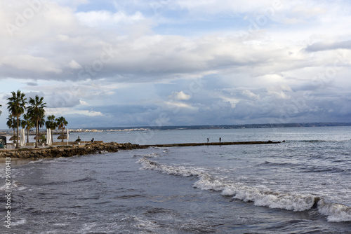 Panorama Blick auf einen Steg an der Küste von Palma de Mallorca