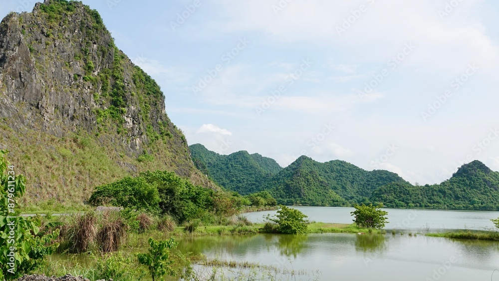 Die sog. Trockene Halong Bucht bei Ninh Binh in Vietnam Die sog. Trockene Halong Bucht bei Ninh Binh in Vietnam