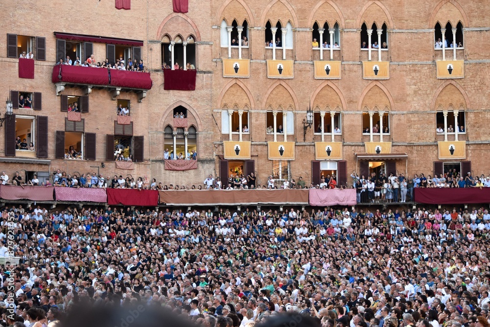 Fototapeta premium crowd of people in the city