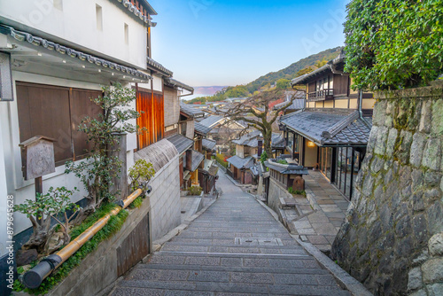 Billede på lærred Sannenzaka, a stone-paved street and tourist attraction in Higashiyama-ku, Kyoto, Japan