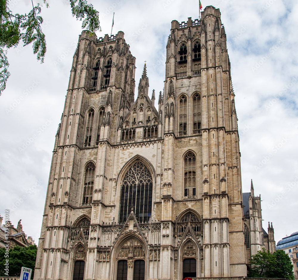 Fototapeta premium Brussels Catholic Cathedral of Saints Michael and Gudule (Cathedrale Saints-Michel-et-Gudule)