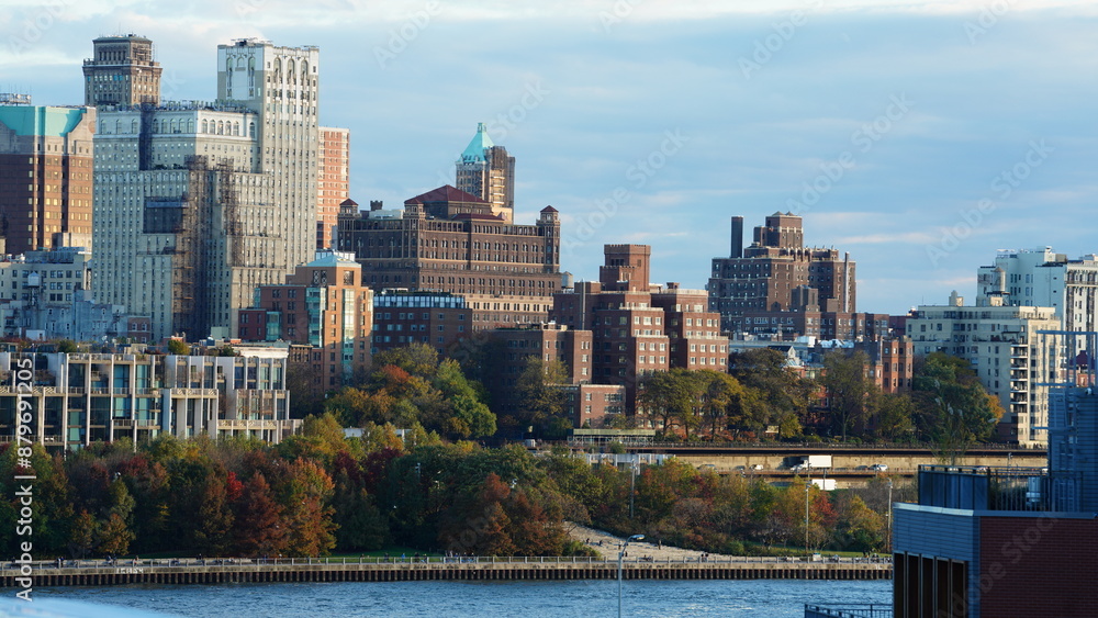 Naklejka premium The beautiful New York city view with the colorful autumn trees and buildings as background in autumn