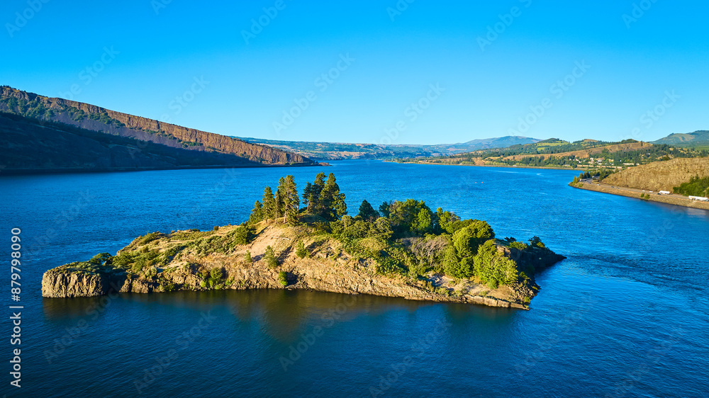 Φωτογραφία Aerial View of Lush Island in Columbia Gorge River Bend