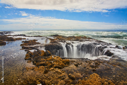 Tableau sur toile Rugged Rocks and Cascading Waves at Thor's Well Oregon Eye-Level Perspective