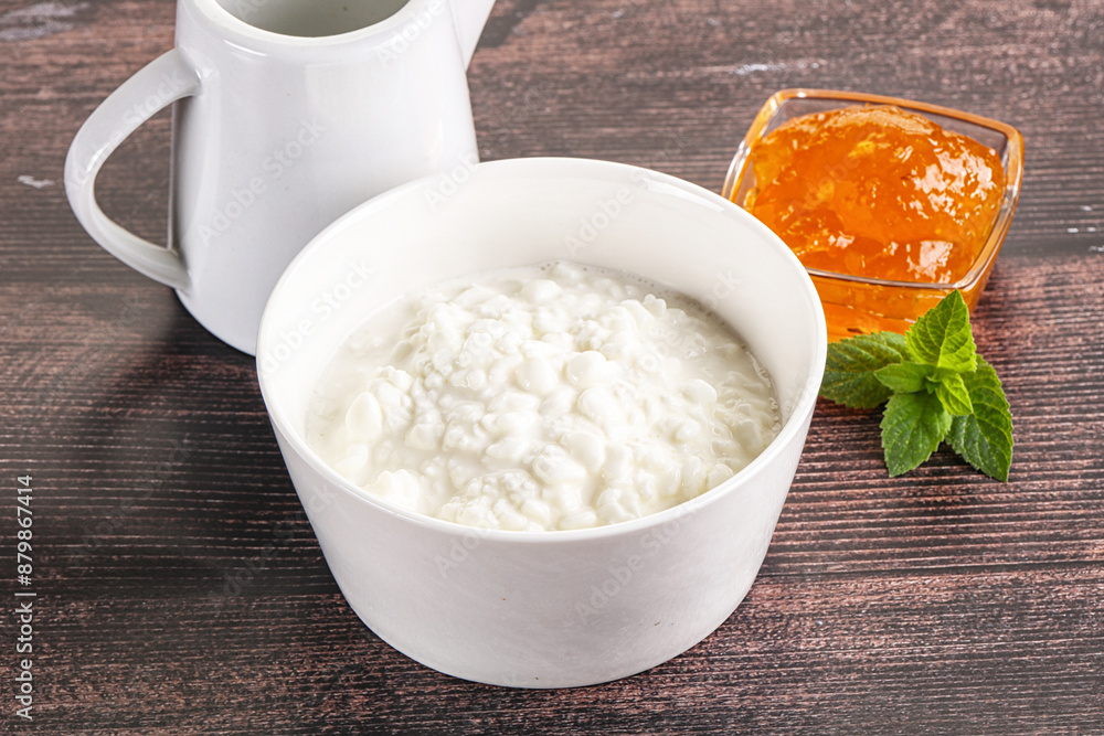 Grain curd with cream and jam