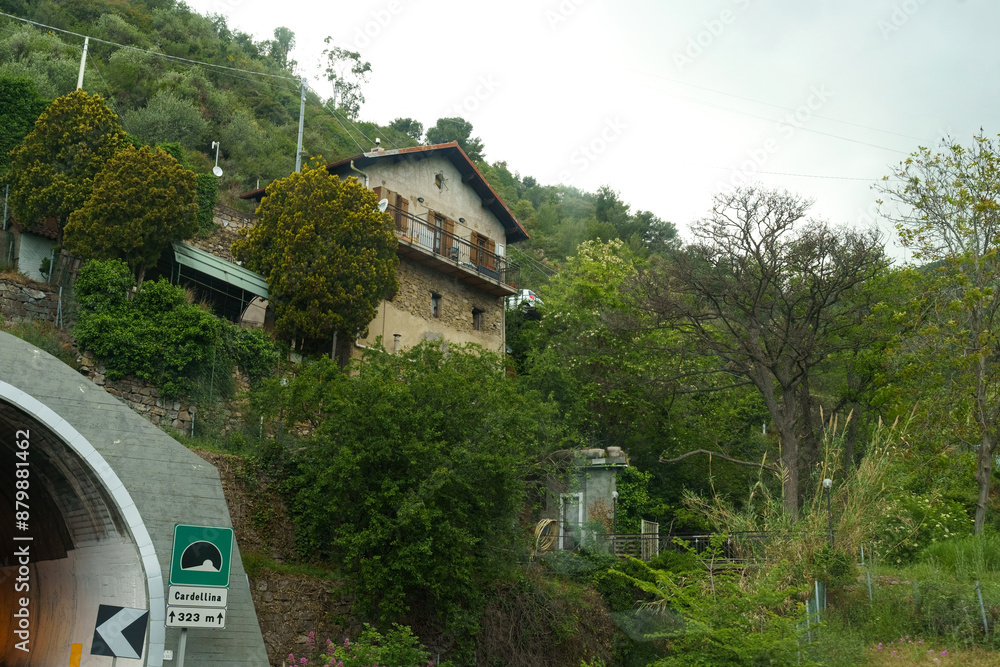 Obraz premium Stone House on Hillside With Tunnel Entrance in Italian Countryside