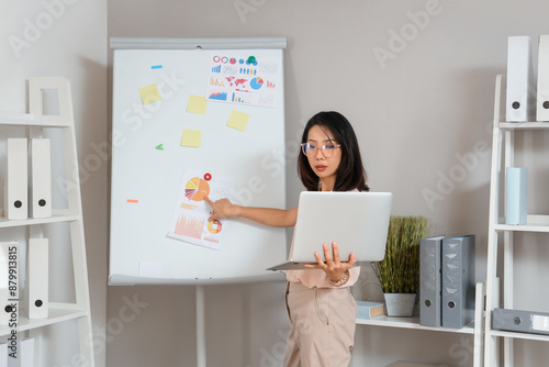 Young Asian businesswoman w...