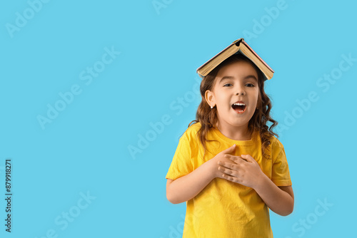 Shocked little girl with bo...