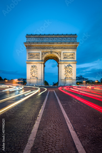 Obraz na płótnie Arc de Triomphe at night, Paris, France w salonie