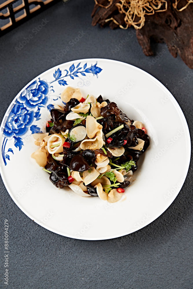 Delicious,cold,vegetables,are,mixed,with,black,and,white,fungus Delicious,cold,vegetables,are,mixed,with,black,and,white,fungus