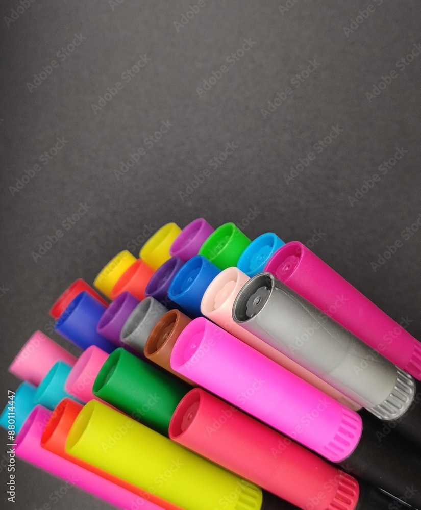 Naklejka premium multi-colored markers on a gray background